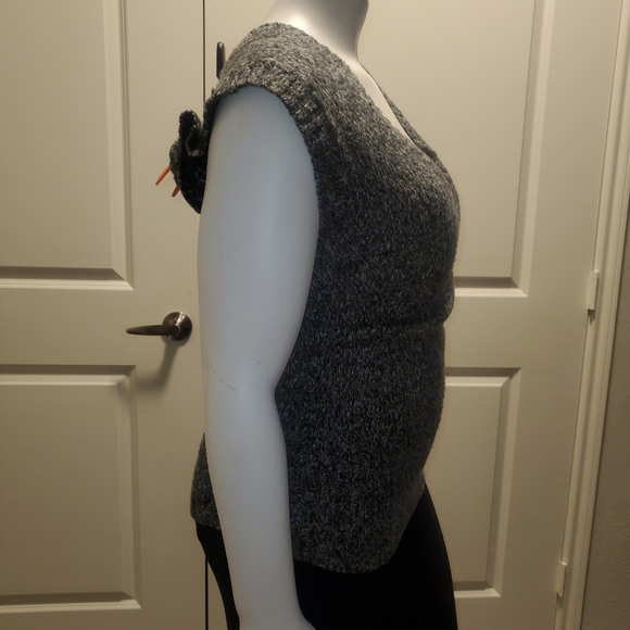 Exhilaration grey vneck sweater vest size small - Picture 8 of 11